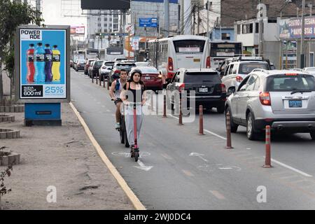 Ein Radweg in der Hauptstadt Lima Peru,09.02.2024 *** A cycle path in the capital Lima Peru ,09 02 2024 Stock Photo