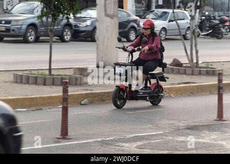 Ein Radweg in der Hauptstadt Lima Peru,09.02.2024 *** A cycle path in the capital Lima Peru ,09 02 2024 Stock Photo