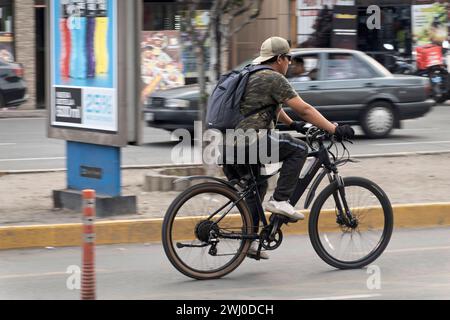 Ein Radweg in der Hauptstadt Lima Peru,09.02.2024 *** A cycle path in the capital Lima Peru ,09 02 2024 Stock Photo