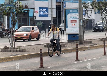 Ein Radweg in der Hauptstadt Lima Peru,09.02.2024 *** A cycle path in the capital Lima Peru ,09 02 2024 Stock Photo