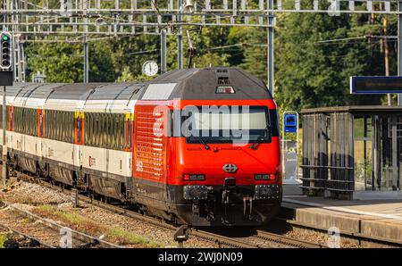 Der Interregio nach Schaffhausen hat am Ende eine Lok 2000 der SBB. (Hüntwangen, Schweiz, 17.07.2023) Stock Photo