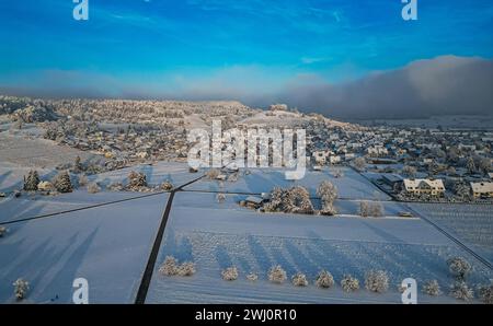 Blick auf die schneebedeckte Gemeinde Rafz im Zürcher Unterland. (Rafz, Schweiz, 03.12.2023) Stock Photo