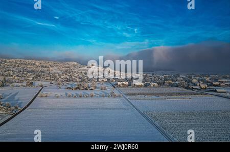 Blick auf die schneebedeckte Gemeinde Rafz im Zürcher Unterland. (Rafz, Schweiz, 03.12.2023) Stock Photo