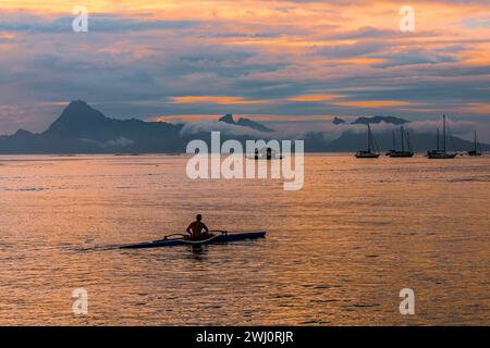The island of Mo'orea viewed from western Tahiti in the Pacific Ocean Stock Photo