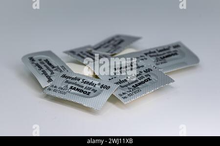 Ibuprofen Tabletten mit der Dosierung 600mg verschaffen bei Fieber und Schmerzen Linderung. (Rafz, Schweiz, 02.02.2023) Stock Photo