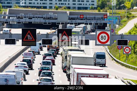 Auf der Autobahn A1 in Fahrrichtung Bern signalisieren Warnschilder das ein Stau ist. Die Geschwindigkeit ist auf 80km/h begrenzt. (Zürich, Schweiz, 1 Stock Photo