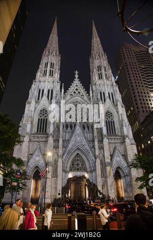New York City: night facade of St. Patrick's Cathedral in Manhattan Stock Photo