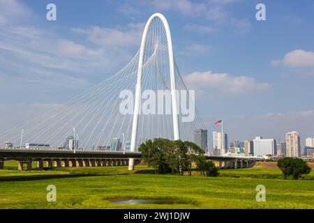 Dallas Skyline am Trinity River und Margaret Hunt Hill Bridge in Texas, USA Stock Photo