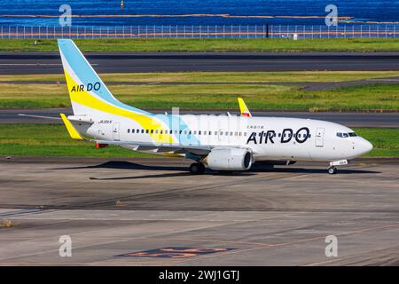 Air Do Boeing 737-700 airplane Tokyo Haneda Airport in Japan Stock Photo