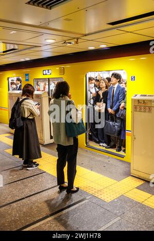 Rush hour on the Tokyo Metro at Ueno station in Tokyo, Japan Stock Photo