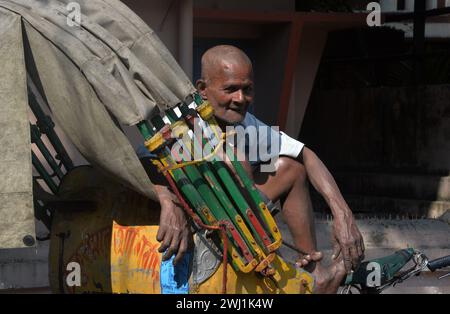 Silguri, West Bengal, INDIA. 12th Feb, 2024. A Rickshaw puller rests as he waits for passengers in Siliguri. (Credit Image: © Diptendu Dutta/ZUMA Press Wire) EDITORIAL USAGE ONLY! Not for Commercial USAGE! Stock Photo