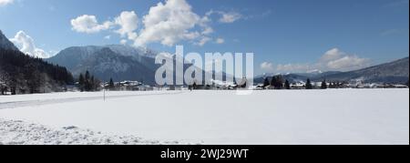 Inzell-Winterpanorama, Blick von Würau auf Hausmann (links) und den Ort, im Hintergrund links: Kienbergl, Kienberg und Rauschberg Stock Photo