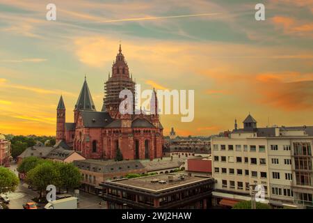 High Cathedral of St. Martin, Mainzer Dom. scaffolding on facade. Roman Catholic Cathedral, Romanesq Stock Photo