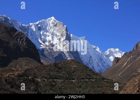 Lalamove Mountain and trail leading towards Thame, Nepal. Stock Photo