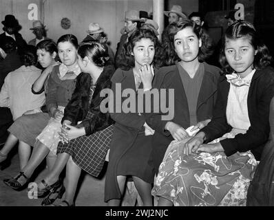 Mexican pecan workers waiting in union hall for assignment to work. San Antonio, Texas, USA, Russell Lee, U.S. Farm Security Administration, March 1939 Stock Photo