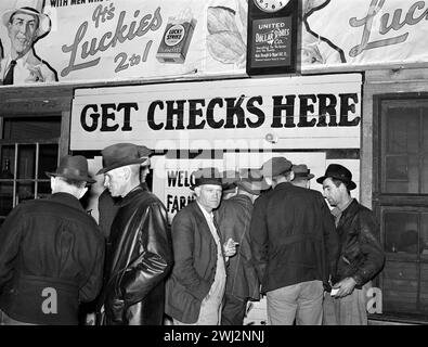 Farmers in warehouse getting their checks after tobacco auction sale, Durham, North Carolina, USA, Marion Post Wolcott, U.S. Farm Security Administration, November 1939 Stock Photo