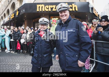 Karneval in Köln, Rosenmontag 2024, Rosenmontagszug, 12.02.2024 Polizist/Polizistin beim Karneval Karneval in Köln, Rosenmontag 2024, Rosenmontagszug, 12.02.2024 Koeln Innenstadt NRW Deutschland *** Carnival in Cologne, Rosenmontag 2024, Rosenmontagszug, 12 02 2024 policeman policewoman at carnival Carnival in Cologne, Rosenmontag 2024, Rosenmontagszug, 12 02 2024 Cologne city center NRW Germany Copyright: xBEAUTIFULxSPORTS/Buriakovx Stock Photo