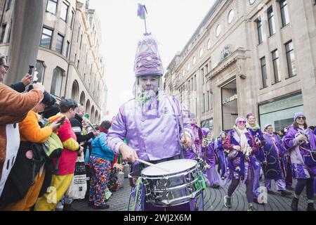 Karneval in Köln, Rosenmontag 2024, Rosenmontagszug, 12.02.2024 Teilnehmer/Teilnehmerin beim Karneval Karneval in Köln, Rosenmontag 2024, Rosenmontagszug, 12.02.2024 Koeln Innenstadt NRW Deutschland *** Carnival in Cologne, Rosenmontag 2024, Rosenmontagszug, 12 02 2024 Participant at the carnival Carnival in Cologne, Rosenmontag 2024, Rosenmontagszug, 12 02 2024 Cologne city center NRW Germany Copyright: xBEAUTIFULxSPORTS/Buriakovx Stock Photo