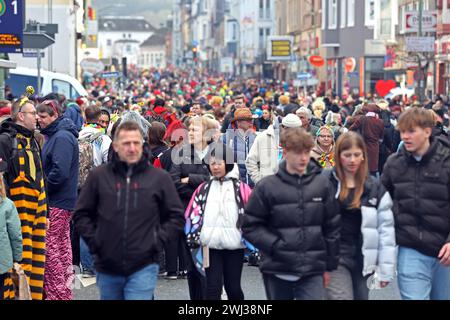 Traditionelle Karnevalsumzüge im Ruhrgebiet Impressionen von den zahlreichen Besuchern des traditionellen Karnevalsumzugs im Essener Ortsteil Kupferdreh, wo überwiegend Eltern mit ihren Kindern anzutreffen waren. Essen Nordrhein-Westfalen Deutschland Kupferdreh *** Traditional carnival parades in the Ruhr region Impressions of the numerous visitors to the traditional carnival parade in the Kupferdreh district of Essen, where mainly parents and their children were to be found Essen North Rhine-Westphalia Germany Kupferdreh Stock Photo