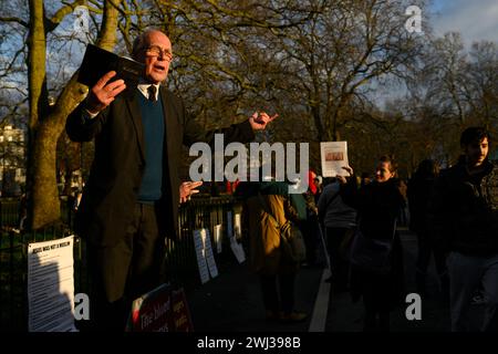 A Christian preacher, Speakers' Corner, Hyde Park, London.  Speakers' Corner is a traditional open-air venue where people go to voice their views. Peo Stock Photo