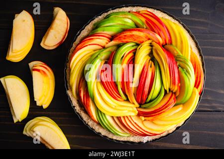 Unbaked Vegan Apple Tart with Extra Sliced Apples: A tart made with Ambrosia, Golden Delicious, and Granny Smith apples viewed from directly above Stock Photo