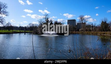 The fountain on the lake at Clissold Park, Stoke Newington, London Borough of Hackney Stock Photo