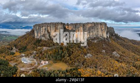 Drone view of the Pietra di Bismantova mesa and mountain landscape near Castelnovo 'ne Monti Stock Photo