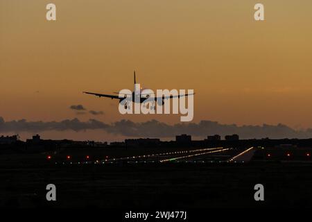 Avion aterrizando en el aeropuerto de Palma Stock Photo