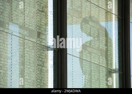 Virginia War Memorial - the Shrine of Memory encases on it's stone and glass walls the names of 11,634  killed in WWII, Korea, Vietnam  and the Persia Stock Photo