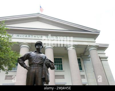 General Douglas MacArthur statue stands in front of the MacArthur Memorial Museum - four buildings comprise MacArthur Square including a rotunda Stock Photo