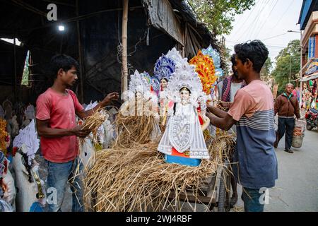 Kolkata, India. 12th Feb, 2024. Sellers transport the idols of Goddess Saraswati ahead of Vasant Panchami which is on the 14th of February 2024. Credit: SOPA Images Limited/Alamy Live News Stock Photo