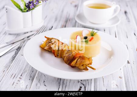 Grilled skewers of vegetables and chicken with mashed potatoes Stock Photo