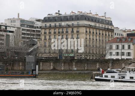 © PHOTOPQR/LE PARISIEN/Jean-Baptiste Quentin ; Paris ; 09/02/2024 ; dossier sur les risques de suroccupation des balcons (notamment des immeubles haussmanniens) de logements de particuliers situés le long de la Seine lors de la cérémonie d'ouverture des JO. Cela inquiète les professionnels de l'immobilier. Photos d'illustration où l'on voit à la fois des immeubles avec ces balcons et la Seine, à un endroit où la cérémonie d'ouverture va passer. C'est entre le pont d'Austerlitz et la tour Eiffel. Eviter le secteur Ile-Saint-Louis et Ile-de-la Cité car on ne sait pas encore où la parade va p Stock Photo