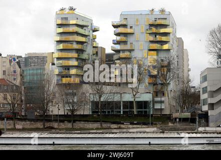 © PHOTOPQR/LE PARISIEN/Jean-Baptiste Quentin ; Paris ; 09/02/2024 ; dossier sur les risques de suroccupation des balcons (notamment des immeubles haussmanniens) de logements de particuliers situés le long de la Seine lors de la cérémonie d'ouverture des JO. Cela inquiète les professionnels de l'immobilier. Photos d'illustration où l'on voit à la fois des immeubles avec ces balcons et la Seine, à un endroit où la cérémonie d'ouverture va passer. C'est entre le pont d'Austerlitz et la tour Eiffel. Eviter le secteur Ile-Saint-Louis et Ile-de-la Cité car on ne sait pas encore où la parade va p Stock Photo