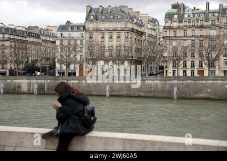 © PHOTOPQR/LE PARISIEN/Jean-Baptiste Quentin ; Paris ; 09/02/2024 ; dossier sur les risques de suroccupation des balcons (notamment des immeubles haussmanniens) de logements de particuliers situés le long de la Seine lors de la cérémonie d'ouverture des JO. Cela inquiète les professionnels de l'immobilier. Photos d'illustration où l'on voit à la fois des immeubles avec ces balcons et la Seine, à un endroit où la cérémonie d'ouverture va passer. C'est entre le pont d'Austerlitz et la tour Eiffel. Eviter le secteur Ile-Saint-Louis et Ile-de-la Cité car on ne sait pas encore où la parade va p Stock Photo