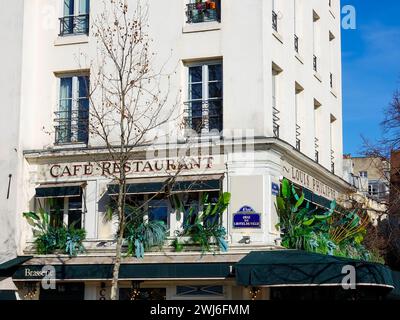 Le Louis Philippe, authentic, traditional French restaurant located on the Quai de l’Hotel de Ville, Paris, France. Stock Photo