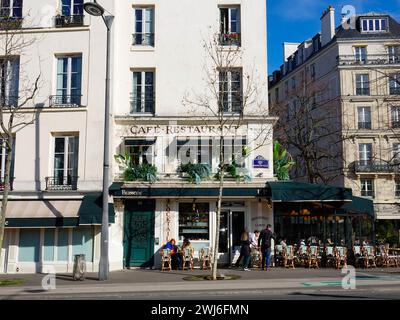 People at cafe tables outside Le Louis Philippe, authentic, traditional French restaurant located on the Quai de l’Hotel de Ville, Paris, France. Stock Photo