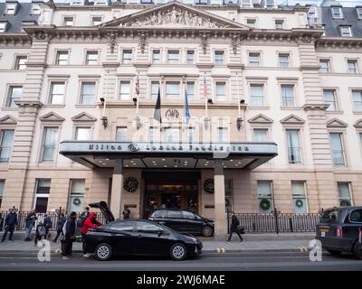 Hilton Hotel London Paddington, front entrance with travellers and commuters passing Stock Photo