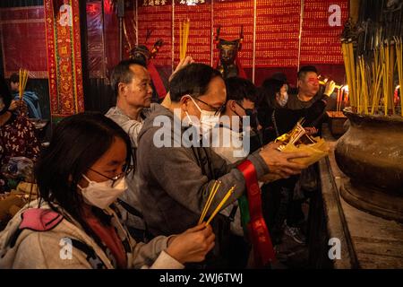 Hong Kong, Hong Kong. 13th Feb, 2024. People were worshipping inside the Man Mo Temple, Hong Kong on Tuesday, Feb 13, 2024. People flocked to the Man Mo Temple to worship on the fourth day of the Lunar New Year as a tradition in Hong Kong, celebrating the Lunar New Year and the Year of Dragon in Chinese zodiac. (Photo by Alex Chan Tsz Yuk/Sipa USA) Credit: Sipa USA/Alamy Live News Stock Photo