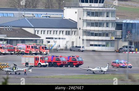 Eine Cessna mit der Kennung D-GFKH muss am Rosenmontag 12.2.2024 fauf dem Flughafen Saarbrücken notlanden, nachdem ein Triebwerk bei der Meschine ausgefallen war. *** A Cessna with the registration D GFKH had to make an emergency landing at Saarbrücken Airport on Rose Monday 12 2 2024 after an engine failed on the aircraft bub Stock Photo