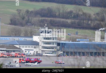 Eine Cessna mit der Kennung D-GFKH muss am Rosenmontag 12.2.2024 fauf dem Flughafen Saarbrücken notlanden, nachdem ein Triebwerk bei der Meschine ausgefallen war. *** A Cessna with the registration D GFKH had to make an emergency landing at Saarbrücken Airport on Rose Monday 12 2 2024 after an engine failed on the aircraft bub Stock Photo