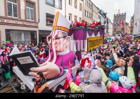 Karneval, Rosenmontag in Köln, „Trauerspiel“ Ein Trauerspiel ist allein schon die Tatsache, dass der Skandal um die Missbrauchsfälle im Kölner Erzbi Stock Photo