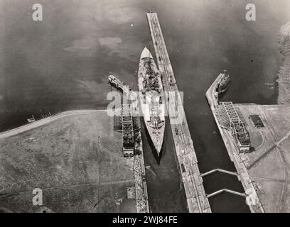 Aerial view of HMS Hood entering Gatun Locks, Panama Canal Zone, 1924 Stock Photo