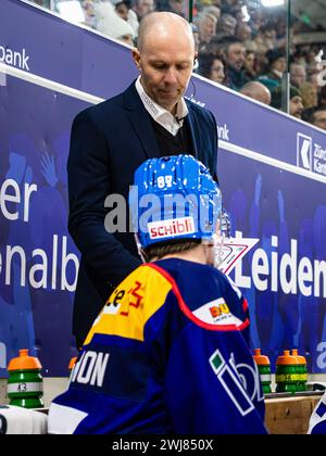 EHC Kloten - HC Fribourg-Gotteron, Stimo Arena, National League NL, Regular Season: Kimmo Rintanen, Assistenztrainer EHC Kloten erklärt #87 Joel March Stock Photo