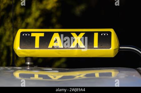 Ein Schild mit der Aufschrift Taxi auf dem Dach eines Fahrzeuges. (Titisee-Neustadt, Deutschland, 21.01.2024) Stock Photo