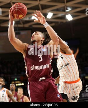 Carsen Edwards #3 von FC Bayern Muenchen, DeAndre Lansdowne #9 von Chemnitz Niners  FC Bayern Muenchen vs Niners Chemnitz easyCredit BBL  Basketball Saison 2023/24 21. Spieltag  13.02.2024   BMW Park © diebilderwelt / Alamy Stock Stock Photo