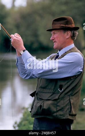 Fly fishing on the River Test. John Birth a professional sportsman tying  a Fly. Hampshire, England UK  May 1985. HOMER SYKES Stock Photo