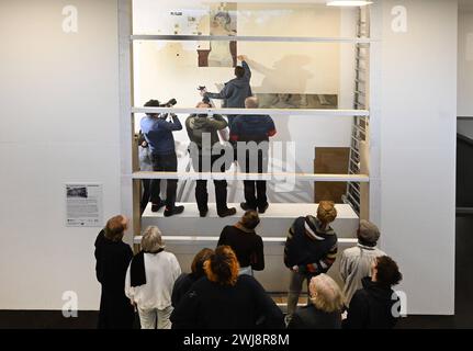 GER Sachsen Dresden Hygienemuseum Lebensfreude - Ein Wandgemälde von Gerhard Richter aus dem Jahr 1956 - partielle Freilegung von seiner Diplomarbeit hat begonnen und wird von Albrecht Körber 45 Diplomarbeit im Foto zusammen mit Susann Förster realisiert - das Bild oder Fotografen dabei oder eine Klasse der HfBK Hochschule für bildende Künste 1. Studienjahr die zufällig vorbeikamen 0102124 01.02.24 Dresden *** GER Sachsen Dresden Hygienemuseum Lebensfreude A wall painting by Gerhard Richter from 1956 partial uncovering of his diploma thesis has begun and is being realized by Albrecht Körber 45 Stock Photo