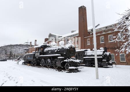 Snow accumulates in the city of Paterson k in New Jersey, United States on February 13, 2023. National Weather Center said winter storm warning for New Jersey and New York. Credit: Brazil Photo Press/Alamy Live News Stock Photo