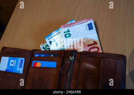 Geldbörse mit Euroscheine *** Wallet with euro bills Copyright: xLobeca/RHx Stock Photo